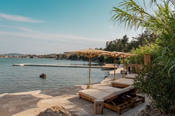 En la playa, traslado desde/hacia la playa gratis y camastros