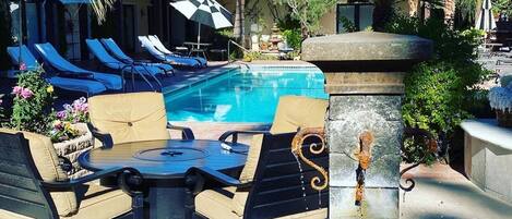 Una piscina al aire libre