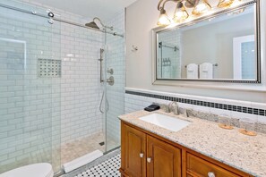 Rainfall showerhead, designer toiletries, hair dryer, bathrobes - LaMaison Palm Springs (Palm Springs)
