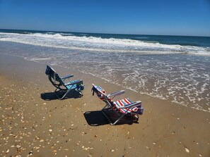 Nær stranden og strandhåndklær