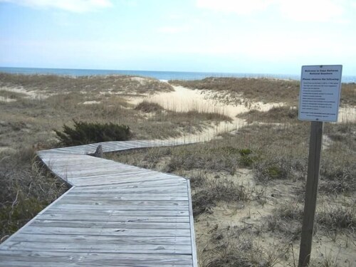 Just Beachy!  Short walk to the beach, shops and ferry!