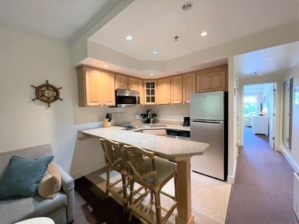 Fridge, microwave, stovetop, dishwasher