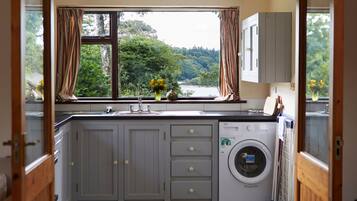 Cottage | Private kitchen | Fridge, oven, stovetop, electric kettle