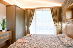 3 slaapkamers, een strijkplank/strijkijzer, reisbedje, gratis wifi