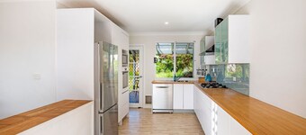 WindanSea Cottage - Pet Friendly - Ocean Glimpses