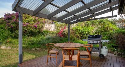WindanSea Cottage - Pet Friendly - Ocean Glimpses