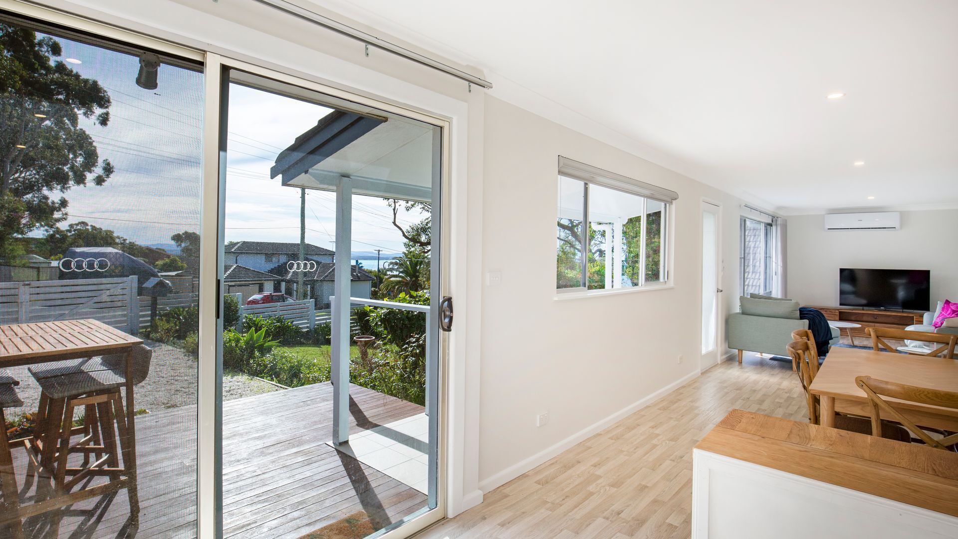 Smart TV, books, stereo