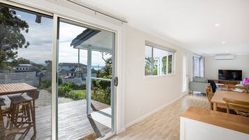 Smart TV, books, stereo