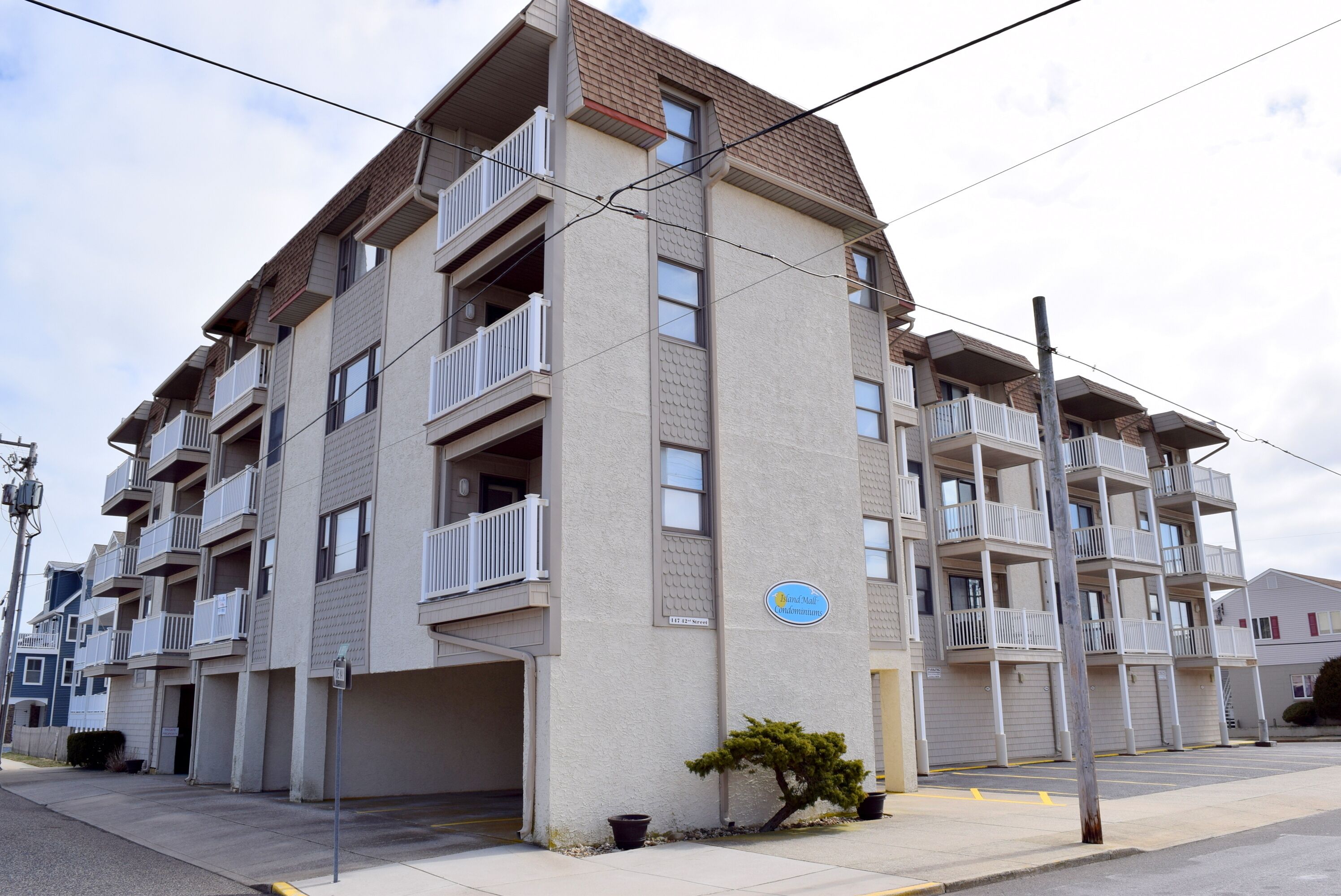 Elevator access and a deck! Short walk to the beach, restaurants and downtown shopping.