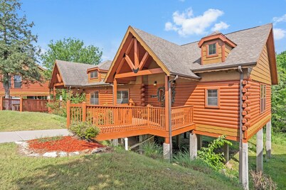 Peaceful Walk-in Cabin with Whirlpool Tub, Gas Fireplace, and Screened-in Porch
