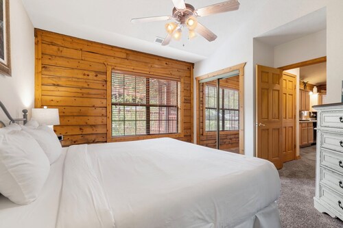 Peaceful Walk-in Cabin with Whirlpool Tub, Gas Fireplace, and Screened-in Porch
