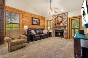 Smart TV, caminetto, lettore DVD