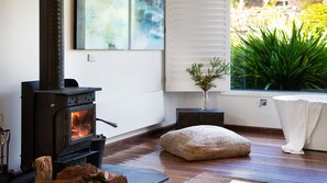 TV, fireplace - Chestnut Daylesford-Log fire place, spa bath and close to all of Daylesford's attractions (Daylesford)