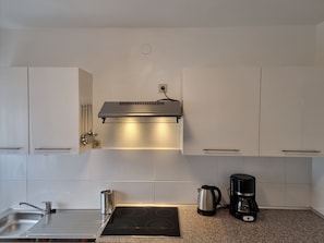 Kühlschrank, Mikrowelle, Herdplatte, Wasserkocher mit Kaffee-/Teezubehör