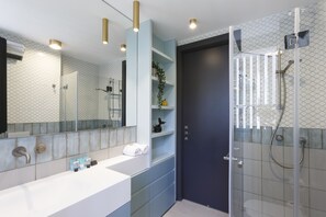 Luxury-Apartment | Badezimmer | Dusche, Designer-Toilettenartikel, Haartrockner, Handtücher