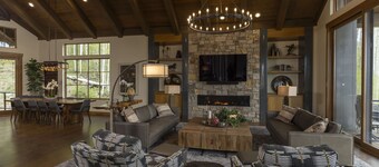 One-of-a-Kind Luxury Home - Hot Tub, Firepit, Views - 8 Min to Purg