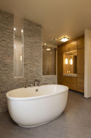 Combined shower/bathtub, hair dryer, towels - One-of-a-Kind Luxury Home - Hot Tub, Firepit, Views - 8 Min to Purg (Durango)