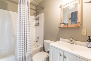 Combined shower/bathtub, hair dryer, towels