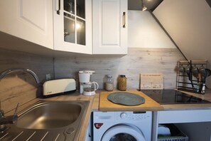 Réfrigérateur, micro-ondes, bouilloire électrique, grille-pain