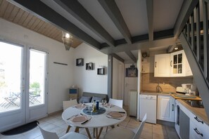Réfrigérateur, micro-ondes, bouilloire électrique, grille-pain