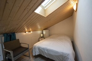 1 chambre, fer et planche à repasser