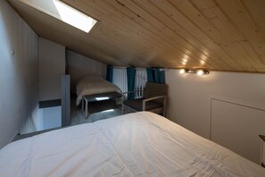 1 chambre, fer et planche à repasser