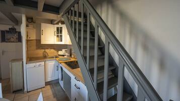 Réfrigérateur, micro-ondes, bouilloire électrique, grille-pain