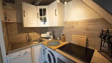 Réfrigérateur, micro-ondes, bouilloire électrique, grille-pain