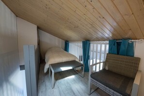 1 chambre, fer et planche à repasser