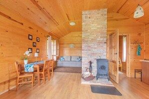 Smart TV, chimenea y tenis de mesa