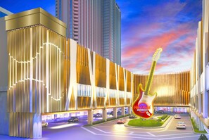 Un hôtel moderne doté d’une entrée originale en forme de guitare et offrant une vue sur le paysage urbain.