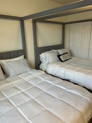 3 bedrooms, desk, iron/ironing board, travel crib