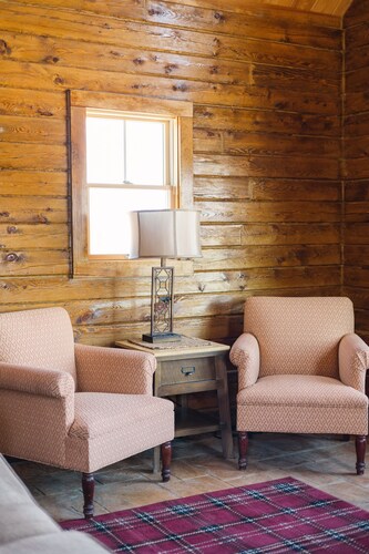 #40 - Flagpole View Cabins - King Cabin