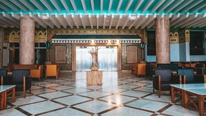 A spacious lobby with a checkered floor, large columns, and a central decorative tree. - Hotel Kanta Resort & Spa (Port El Kantaoui)