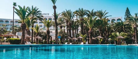 Una piscina techada, una piscina al aire libre de temporada