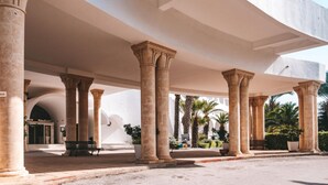 A building with large columns and a covered walkway. - Hotel Kanta Resort & Spa (Port El Kantaoui)