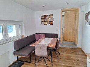 Dining - Ruhige Ferienwohnung in den Tiroler Bergen (Fließ)