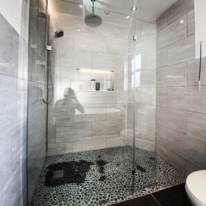 Tina, toallas, papel de baño