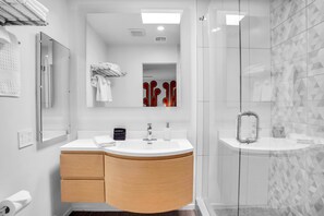 أحواض استحمام، مجففات شعر، مناشف، صابون