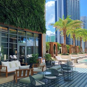 Outdoor dining - Elegant Suite in Heart of Brickell (Miami)