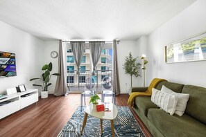 TV - Chic Condo Steps from It All (Miami)