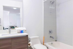 Shower, hair dryer, towels - Free Parking | Near to Wynwood & Design District (Miami)
