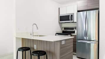 Réfrigérateur, micro-ondes, four, plaque de cuisson