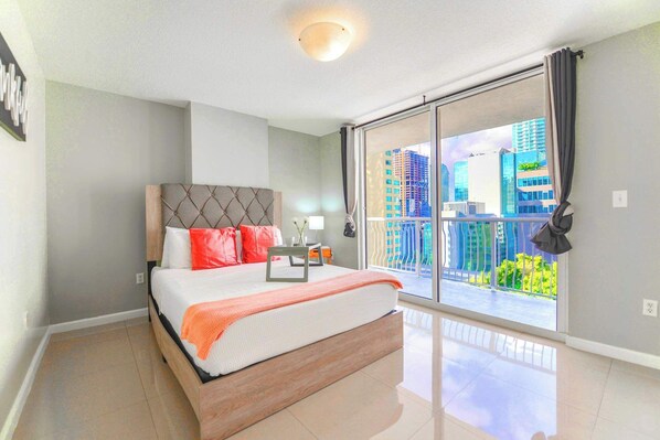 3 bedrooms, iron/ironing board, WiFi, bed sheets - Bright & Modern Condo in Brickell w Pool Access (Miami)