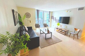 TV - Bright & Modern Condo in Brickell w Pool Access (Miami)