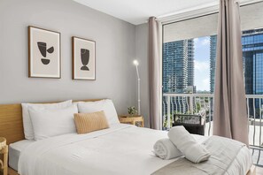 3 bedrooms, iron/ironing board, WiFi, bed sheets - Brickell Bliss: Pool, Gym & Jacuzzi (Miami)