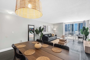 Interior - Brickell Bliss: Pool, Gym & Jacuzzi (Miami)