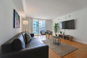 TV, books - Brickell Condo with Ocean Views (Miami)