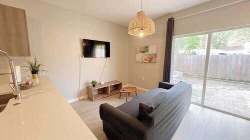 Modern Townhouse Minutes Beach | Free Parking