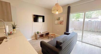 Modern Townhouse Minutes Beach | Free Parking